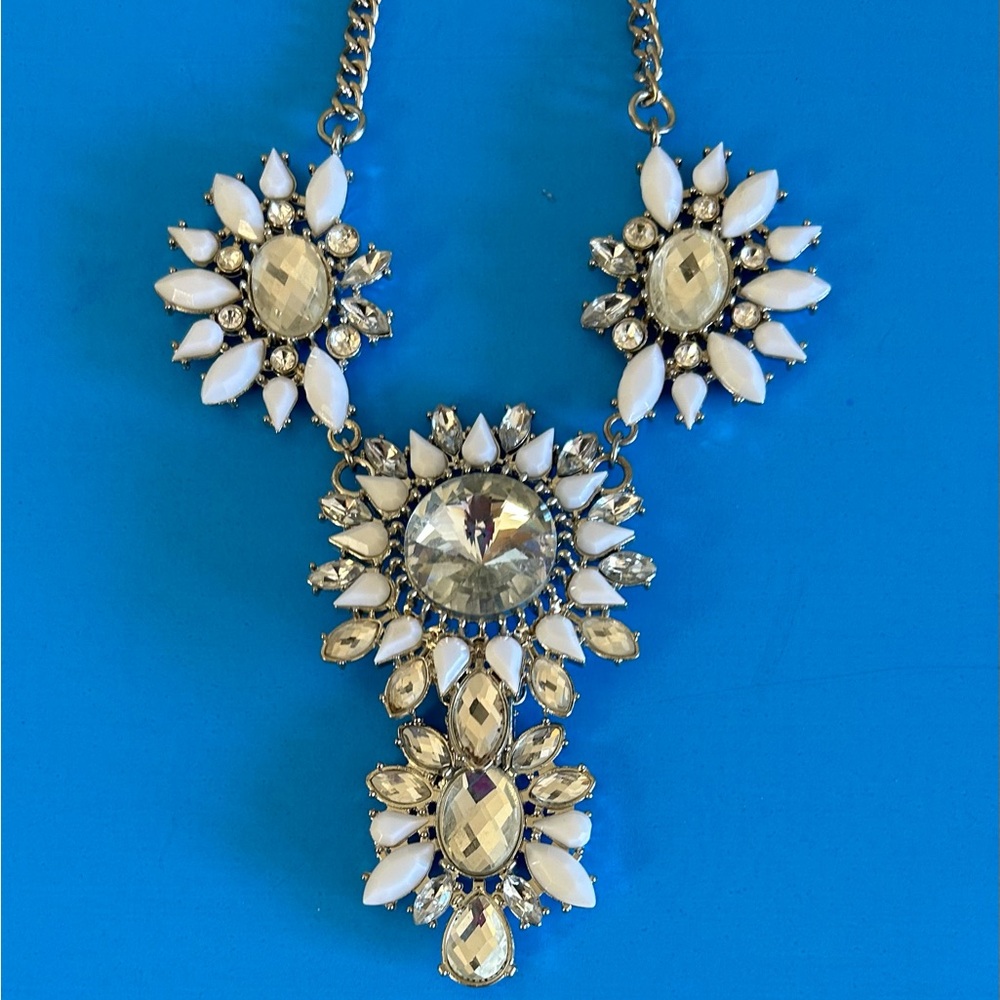 Elegant Silver & White Rhinestone Statement Necklace on Silver Chain NWOT